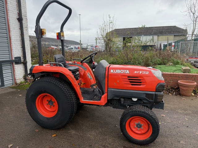 Kubota STV32 COMPACT TRACTOR, compact tractors and ride mowers near me.